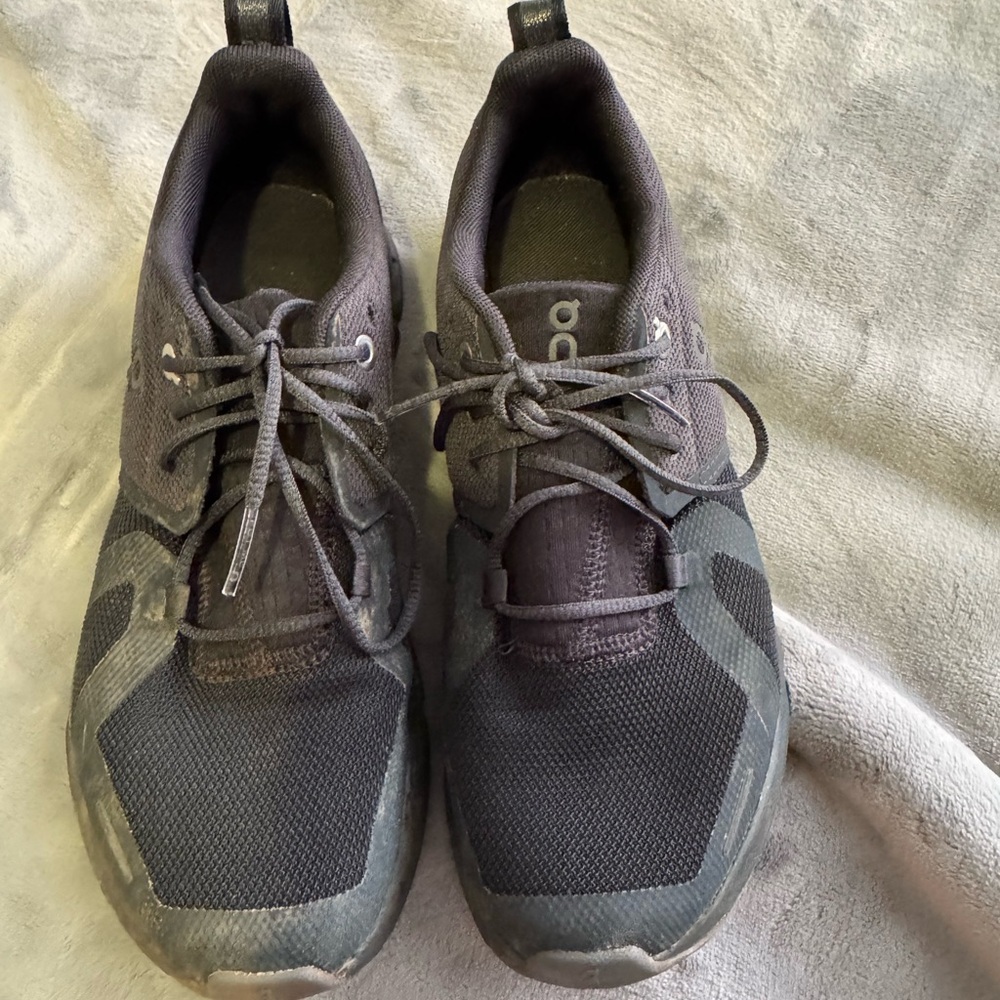 On Cloud Boys Black Shoes Size 4.5